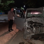 Kondisi pikap Daihatsu GranMax nopol L 1491 YZ usai menghantam warung. (foto: ist)