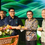 Dirut Petrokimia Gresik Daconi Khotob (tiga dari kiri) menyerahkan potongan tumpeng kepada Direktur Operasional PT PI Dwi Satriyo Annurogo saat tasyakuran HUT ke-53 Petrokimia Gresik. Foto: Ist.