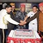 Pemotongan kue ulang tahun untuk memperingati HUT TNI ke-74.