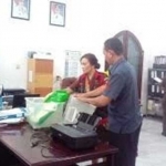 Kejaksaan saat menggeledah kantor PDAU Sidoarjo.
