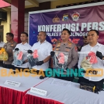 Polres Probolinggo bersama Tim Jatanras Polda Jatim saat rilis pers kasus pembunuhan wanita di Banyuanyar. Foto: Andi Sirajudin/BANGSAONLINE