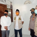 H. Syafiuddin Asmoro (kiri) saat menjelaskan tentang Posko Kampung Tangguh Covid-19 kepada Bupati Bangkalan Abdul Latif Imron Amin (tengah), Rabu (27/5).