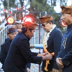 Pj Gubernur Jatim saat dikukuhkan sebagai Warga Kehormatan Masyarakat Suku Tengger.