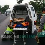 Korban saat dievakuasi petugas ke dalam mobil ambulans. foto: suwandi/ BANGSAONLINE