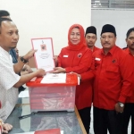 Ketua DPC PDIP Gresik Ir. Hj. Siti Muafiyah bersama pengurus saat menyerahkan daftar caleg ke KPU, bulan Juli silam.