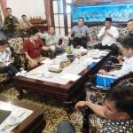 Tim CEIL saat paparan di depan Bupati Sidoarjo H Saiful Ilah terkait kerjasama pengelolaan sampah, di Pendopo Delta Wibawa, Selasa (4/10). foto: MUSTAIN/ BANGSAONLINE
