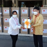 Konsul Jenderal Tiongkok di Surabaya, Mr. Gu Jingqi saat menyerahkan bantuan puluhan ribu masker kepada Wali Kota Risma di Balai Kota Surabaya, Selasa (7/7/2020). (foto: ist).