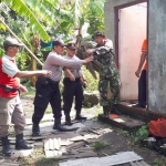 Forkopimka Krembung bahu membahu membersihkan puing-puing rumah warga yang rusak akibat diterjang angin.