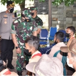 Danrem 084/Bhaskara Jaya Brigjen TNI Herman Hidayat Eko Atmojo saat meninjau serbuan vaksinasi untuk anak usia 6 – 11 tahun di Madrasah Ibtidaiyah Al Ihsan Buduran, Sidoarjo.