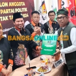 Ketua DPC PKB Kota Batu, Nurochman, ketika menyerahkan berkas caleg ke KPU. Foto: AGUS SALIMULLAH/BANGSAONLINE