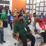 Pasangan Niat diantar 6 ketua dan pengurus parpol pengusung ketika daftar di KPU, Jumat (4/8) lalu. foto: SYUHUD/ BANGSAONLINE