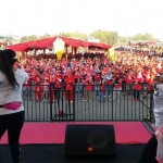 Suasana aerobik bersama dan pagelaran musik.