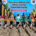 Wakil Wali Kota Kediri bersama perwakilan Forkopimda saat mengikuti penanaman jagung. Foto: MUJI HARJITA/BANGSAONLINE