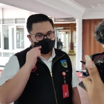 Bupati Kediri Hanindhito Himawan Pramana saat memberi keterangan kepada wartawan usai memimpin Rapat Koordinasi di Pendopo Panjalu Jayati, Selasa (22/6). foto: MUJI HARJITA/ BANGSAONLINE