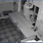 Rekaman CCTV yang memperlihatkan pelaku masuk melalui jendela dapur.