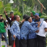 Bupati Sambari, didampingi Wabup Moh. Qosim dan Kadisnakertrans Mulyanto ketika menandatangani revisi usulan UMK Gresik 2017. foto: SYUHUD/ BANGSAONLINE