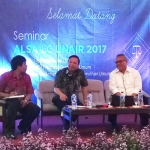 Wakil Ketua Komisi II DPR RI Fandi Utomo (tengah) bersama Ketua KPU RI, Arief Budiman (kanan) saat sosialisasi UU Pemilu di Fakultas Hukum Unair. foto: DIDI ROSADI/ BANGSAONLINE