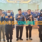 Kepala Damkar Gresik, Agustin Halomoan Sinaga, saat bersama para peserta diklat. Foto: SYUHUD/BANGSAONLINE