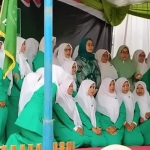 Jajaran pengurus Fatayat NU Kediri foto bersama usai dilantik.