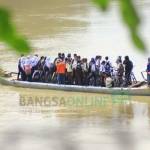 Perahu penyeberangan di sungai Bengawan Solo. foto: dok. BANGSAONLINE/ EKY NURHADI