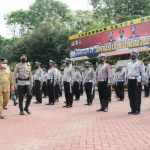 Bupati Malang Sanusi bersama Kapolres AKBP Raden Bagoes Wibisono meninjau pasukan saat apel persiapan Ops Lilin Semeru.