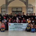 Denintel Kodam V/Brawijaya saat menyalurkan Baksos kepada yatim piatu dan yayasan panti asuhan.