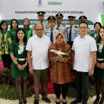 Wali Kota Surabaya Risma foto bersama jajaran Citilink usai penandatangan MoU.