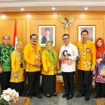 Kepala BKKBN Hasto Wardoyo (batik putih) dan Kepala Perwakilan BKKBN Jatim Yenrizal Makmur (lima dari kiri) foto bersama jajarannya, usai menerima penghargaan.
