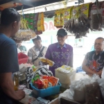  Pemantauan harga komoditas di pasar tradisional di Kota Kediri terus dilakukan. (Ist). 