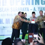Gubernur Jawa Timur, Dr. H. Soekarwo saat mendampingi Wakil Presiden RI, Dr. (HC) H. Muhammad Jusuf Kalla meresmikan Gedung Graha RSIS, Jl. A. Yani No. 24 Surabaya, Kamis (12/7).