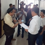 Perwakilan AMPPKL didampingi kuasa hukum saat melaporkan dugaan pungli event PTD ke Polres Probolinggo Kota.