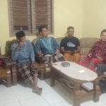 Para tokoh masyarakat RT/RW dan pendamping saat meninjau penerima bantuan program bedah rumah dari Pemkab Pasuruan.