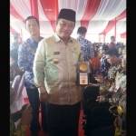 BERGENGSI: Bupati Sidoarjo H Saiful Ilah sesaat usai menerima Piala Adipura Kencana, di halaman Istana Kesultanan Siak, Riau, Jumat (22/7). foto istimewa