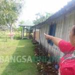 Warga menunjukkan lokasi munculnya bau busuk dari lokasi Pad A JOB PPEJ. foto: eki nurhadi/ BANGSAONLINE