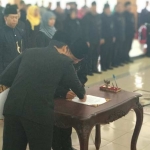 Bupati Pacitan Indartato saat melaksanakan pelantikan pejabat. foto: YUNIARDI S/ BANGSAONLINE