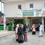 Para peziarah yang terlanjur datang, diarahkan ke pendopo atau ke Masjid Auliya Setono Gedong. foto: MUJI HARJITA/ BANGSAONLINE