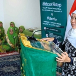 Khofifah Indar Parawansa saat melantik PCI Muslimat NU UK.