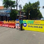 Dishub Kota Mojokerto memberlakukan rekayasa lalu lintas di pertigaan Sanrio Jalan Bhayangkara. Foto: YUDI EKO PURNOMO/BANGSAONLINE