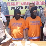 Dua tersangka, pengguna dan pengedar SS ketika diamankan di Polsek Prambon, Polres Sidoarjo Kota.