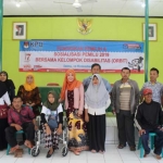Para penyandang disabilitas bersama Komisioner KPU Tuban usai sosialisasi.