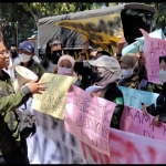 Mahasiswa asal Pulau Bawean saat menggelar aksi di depan Gedung DPRD Gresik. foto: SYUHUD/ BANGSAONLINE