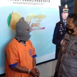 Tersangka dihadirkan dalam rilis di Mapolres Probolinggo.