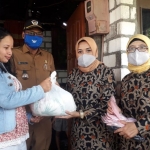 Hj. Anis Kartikawati menyerahkan sembako kepada korban banjir di Karangbinangun. 