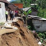 Bagian dapur rumah salah satu warga Desa Krisik, Gandusari, yang roboh terbawa longsoran.