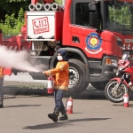 Simulasi pengendalian kebakaran yang digelar Dinas PMK di Balai Kota Surabaya, Sabtu (5/6/2021).