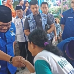 Suasana pemotongan dan pembagian daging kurban. foto: DIDI ROSADI/ BANGSAONLINE