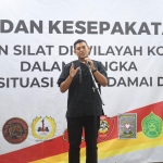 Wali Kota Kediri Abdullah Abu Bakar saat memberi sambutan sebelum penandatanganan kesepakatan bersama antar perguruan silat di Kota Kediri. Foto: Ist.