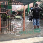 Banjir yang melanda Kota Mojokerto tak ada tanda-tanda surut, justru meluas. foto: YUDI EP/ BANGSAONLINE