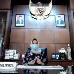 Wali Kota Batu Dewanti Rumpoko saat mempresentasikan aplikasi SIP Banget secara virtual dari Rumah Dinas Wali Kota Batu pada ajang KIPP 2021.