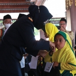 Bupati Mojokerto Ikfina Fahmawati memberikan bantuan kepada keluarga kurang beruntung.